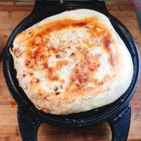 盖上盖子，烙至两面金黄色即可！记得中途要翻面哦！