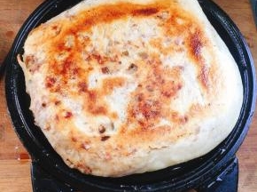 盖上盖子，烙至两面金黄色即可！记得中途要翻面哦！