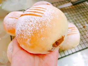 灌入卡士达酱，再密封好后竖着放入冷冻室冷冻几个小时再食用