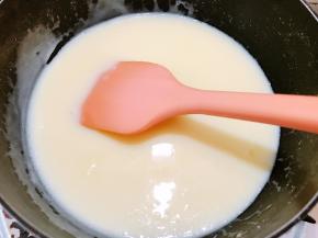 再把牛奶蛋糊混合物倒入奶锅里小火加热