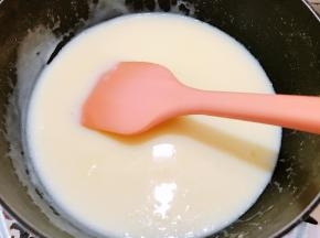 再把牛奶蛋糊混合物倒入奶锅里小火加热