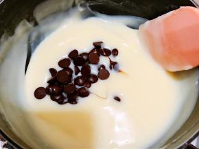 等酱料煮至浓稠后关火，加入黑巧克力