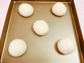 摆入不沾烤盘里