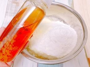 先把主料里除酵母之外的全部材料倒入盆里