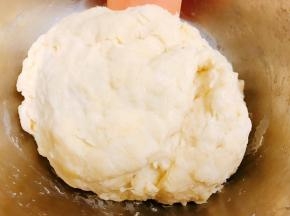揉成面团后盖上保鲜膜冷藏静置一晚