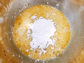 一发的时候做卡士达酱。盆里加入鸡蛋，白糖，炼奶，玉米淀粉