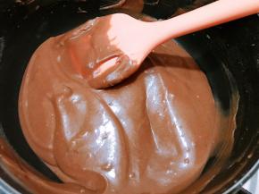 搅拌均匀后装入裱花袋里，放入冰箱冷藏备用