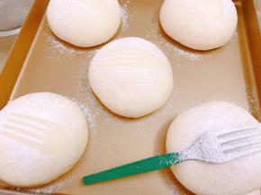 取出发酵好的面团撒上面粉