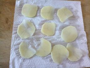 然后将泡过的土豆片用厨房纸吸干水。