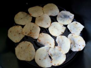 将土豆片铺在炸锅的炸篮上，炸锅容量小，我分了2锅烤的。180度先烤8分钟。温度和时间供参考。