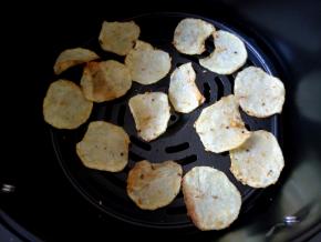 到时间后，取出炸篮，将土豆片翻一个面。继续烤5分钟。