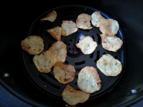 到时间后，取出炸篮，挑出已经烤得干脆一些的，剩下还有点软的可以再烤个1-2分钟。