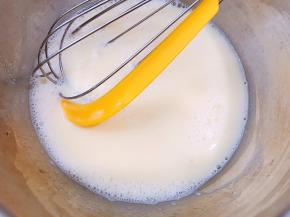 趁热倒入蛋糊里，一边倒一边不停搅拌