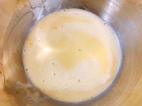 搅拌均匀无颗粒，牛奶倒入奶锅里煮至微沸