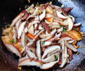 放入香菇大火快速翻炒