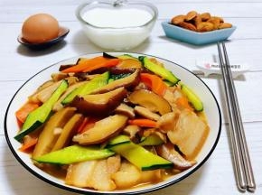 搭配一碗鲜牛奶、鸡蛋、坚果营养丰富