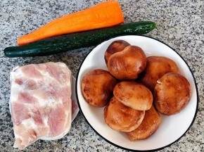 准备原材料香菇、五花肉、黄瓜、胡萝卜