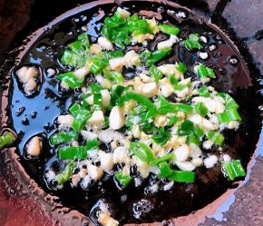 锅中倒入底油加热放入葱姜蒜爆香