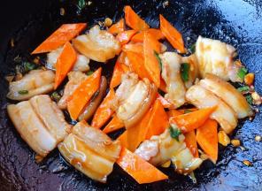 放入胡萝卜片炒至断生