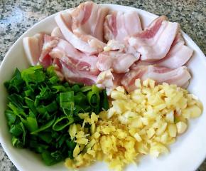 五花肉切片葱姜蒜切粒备用