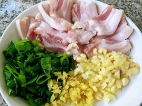 五花肉切片葱姜蒜切粒备用