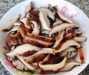 香菇切成小片