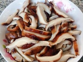 香菇切成小片