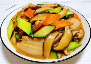 营养丰富的香菇炒肉片装入盘中就大功告成了