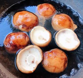 香菇放入开水中焯水断生后立即放入冷水中浸泡一会儿洗净沥干水份