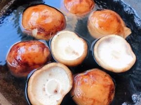 香菇放入开水中焯水断生后立即放入冷水中浸泡一会儿洗净沥干水份