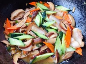 放入黄瓜也可以添加适量清水或高汤炒出的味道更佳