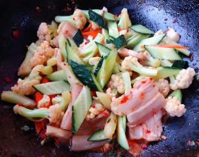 放入盐和味精中小火翻炒