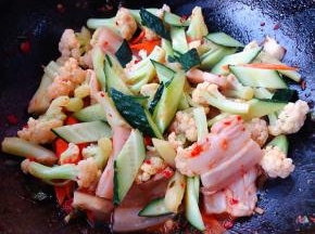 放入盐和味精中小火翻炒