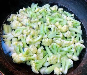 锅中烧开水放入掰好的花菜焯水断生