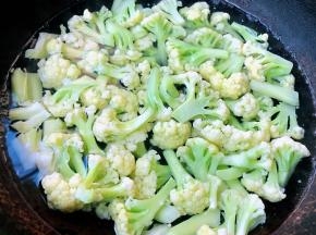 锅中烧开水放入掰好的花菜焯水断生