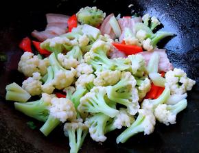 放入花菜大火快速翻炒