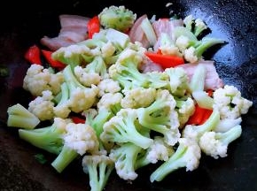 放入花菜大火快速翻炒