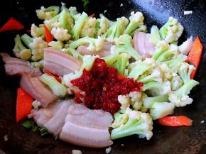 放入一勺自制的蒜蓉辣椒酱