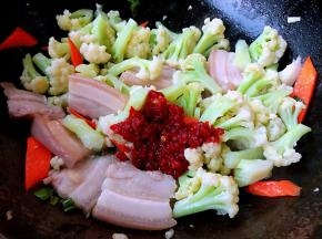 放入一勺自制的蒜蓉辣椒酱