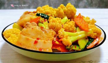 美味可口的好吃炒五花肉装入盘中就大功告成了