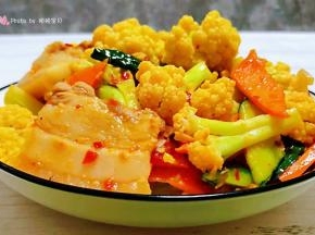 美味可口的好吃炒五花肉装入盘中就大功告成了