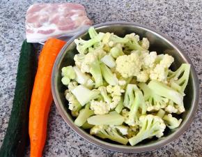 准备原材料五花肉、花菜、黄瓜、胡萝卜