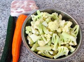 准备原材料五花肉、花菜、黄瓜、胡萝卜