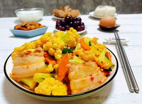 菜花，原产于地中海沿岸，现我国各地皆有种植。含有蛋白质、脂肪、碳水化合物、食物纤维、维生素A、维生素B、维生素C、维生素E和钙、磷、铁等矿物质。质地细嫩，味甘鲜美，食后极易消化吸收，其嫩茎纤维，烹炒后柔嫩可口，有清热解渴、利尿通便之功效。