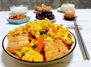 菜花，原产于地中海沿岸，现我国各地皆有种植。含有蛋白质、脂肪、碳水化合物、食物纤维、维生素A、维生素B、维生素C、维生素E和钙、磷、铁等矿物质。质地细嫩，味甘鲜美，食后极易消化吸收，其嫩茎纤维，烹炒后柔嫩可口，有清热解渴、利尿通便之功效。