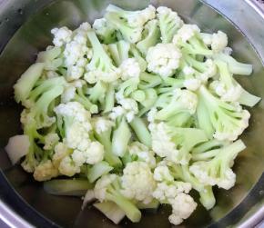 焯好水的花菜立即放入冷水中过凉后沥干水份