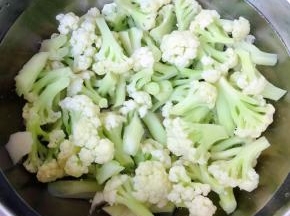 焯好水的花菜立即放入冷水中过凉后沥干水份