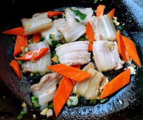 放入胡萝卜片炒祯断生