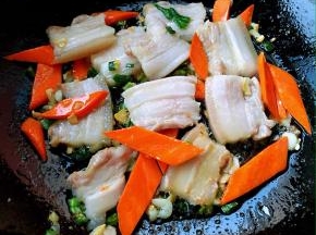 放入胡萝卜片炒祯断生