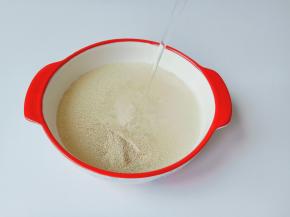 碗里放酵母粉，白砂糖加入清水255克。